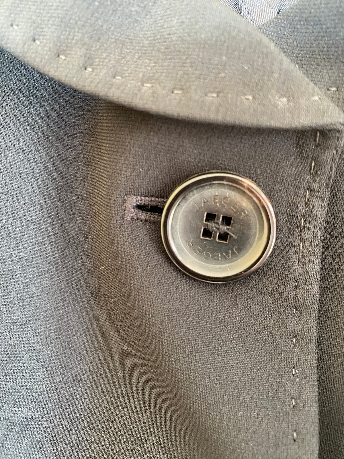 Veste noire Jaeger – col arrondi, basque