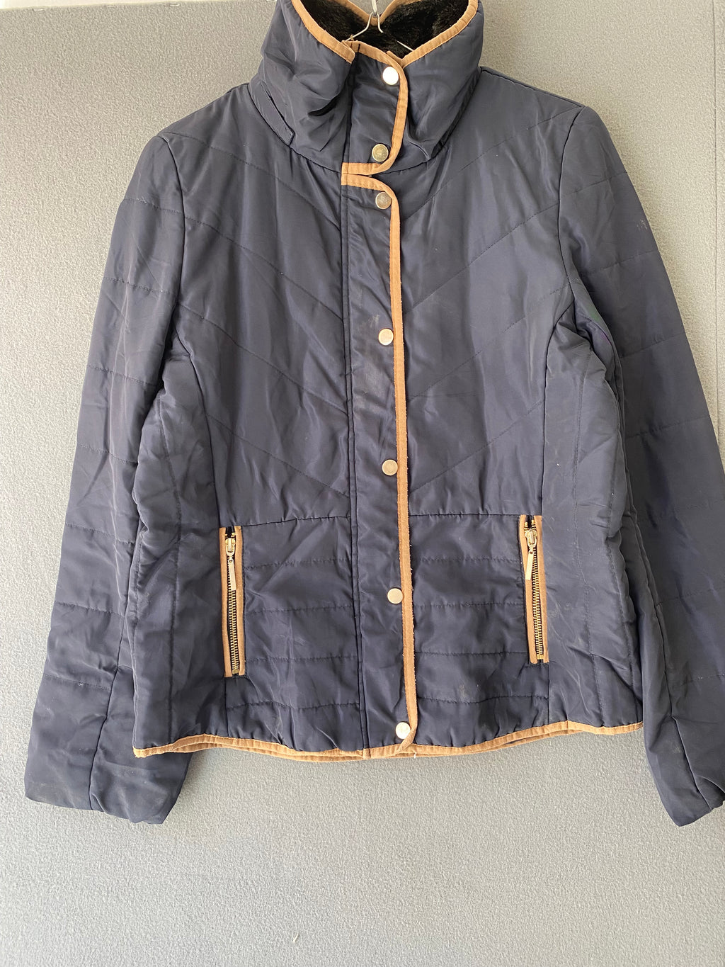 Veste matelassée bleu marine à liserés camel