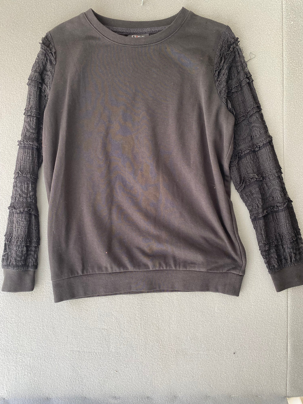 Sweat noir manches dentelle volantée