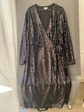 Robe portefeuille longue à sequins noire