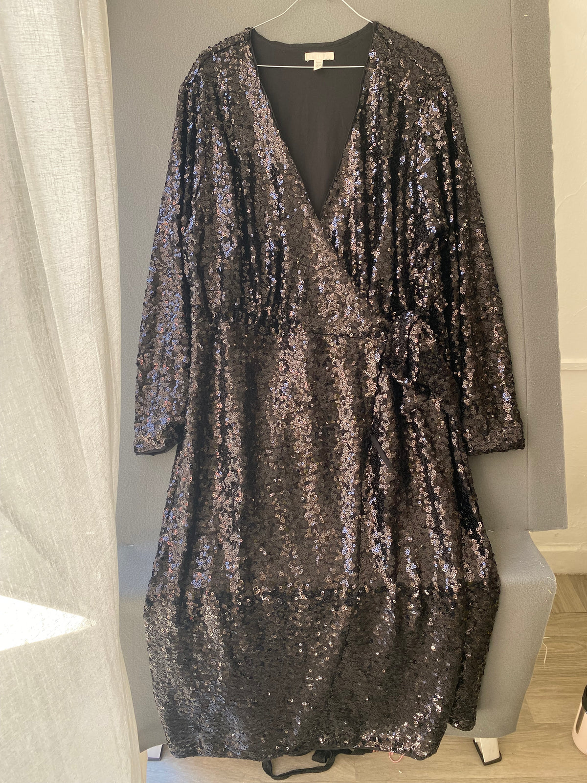 Robe portefeuille longue à sequins noire