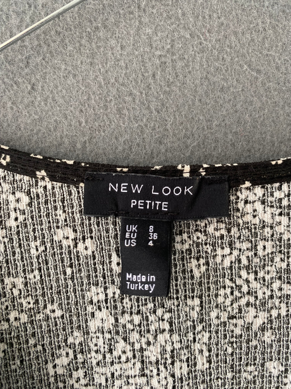 Robe noire à petites fleurs et col V en dentelle