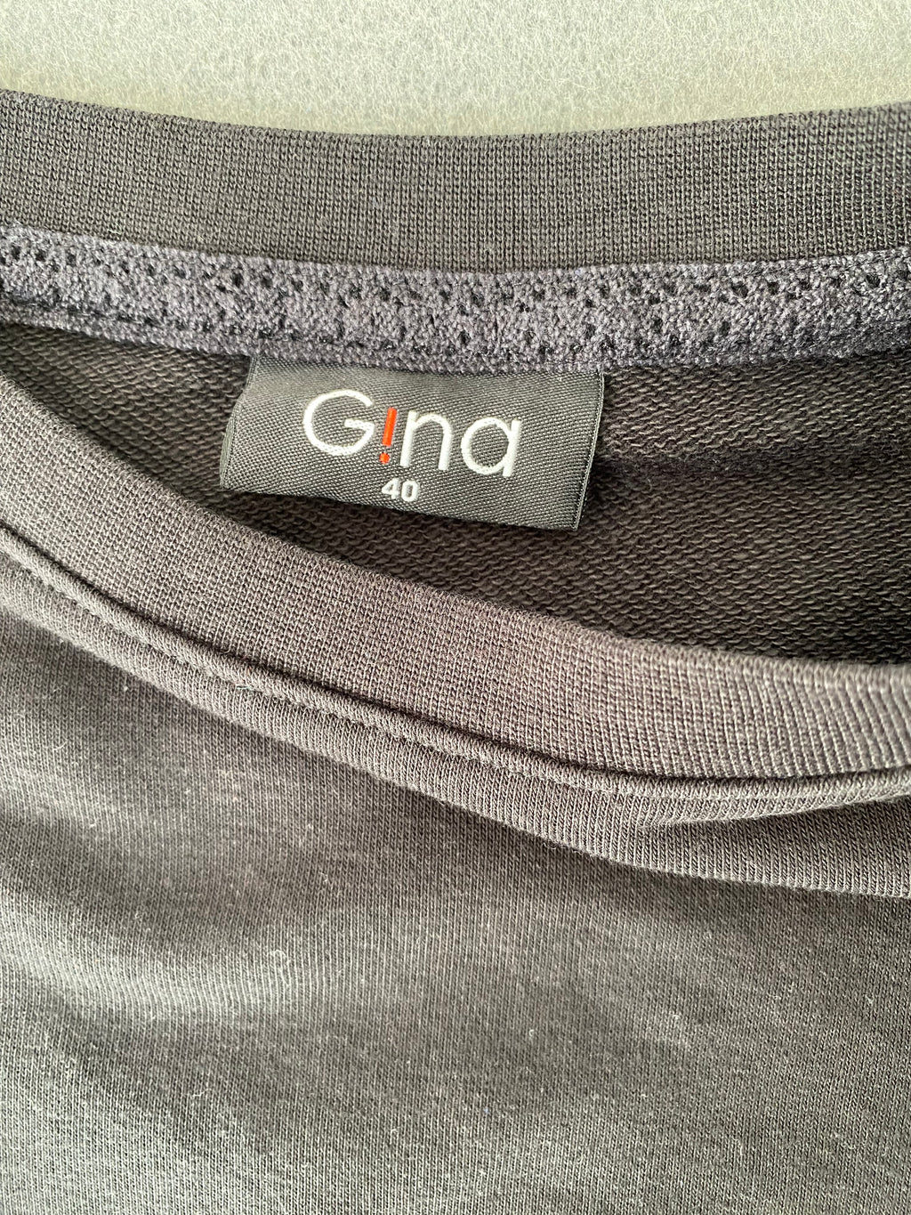 Sweat noir manches dentelle volantée