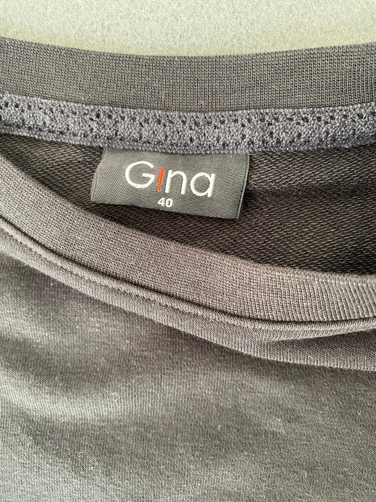 Sweat noir manches dentelle volantée