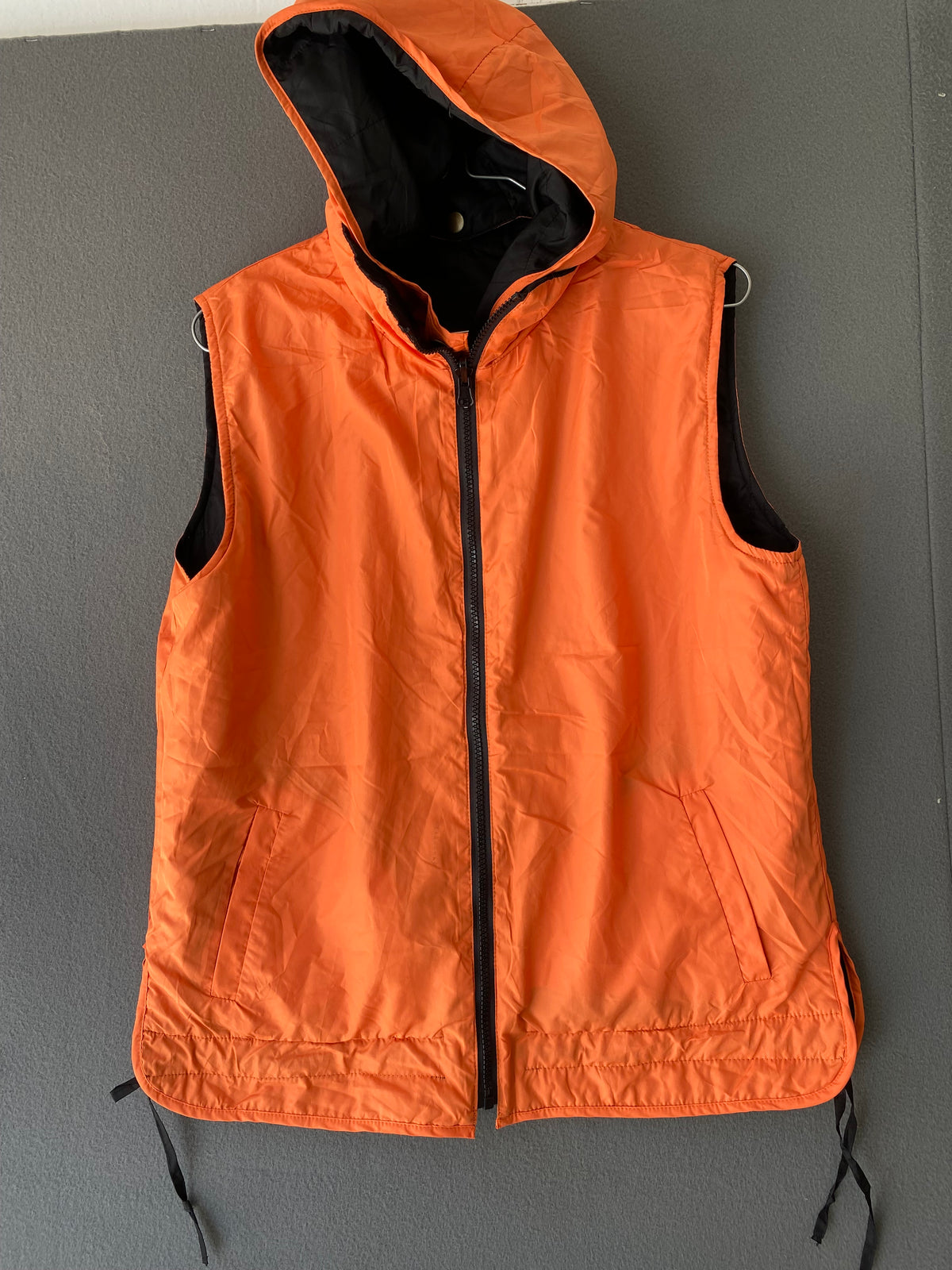 Gilet sans manches noir et orange