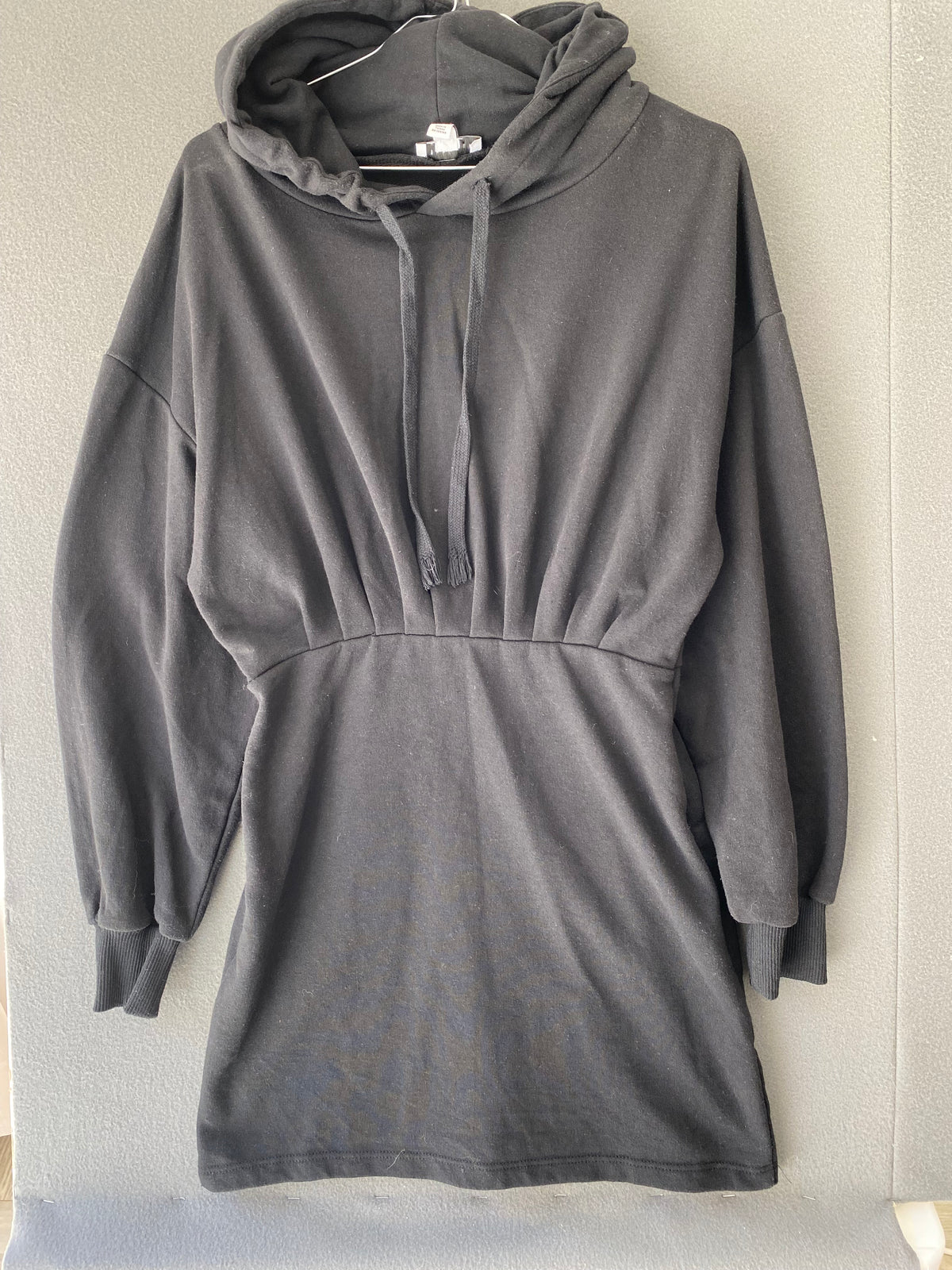 Robe sweat à capuche noire taille cintrée