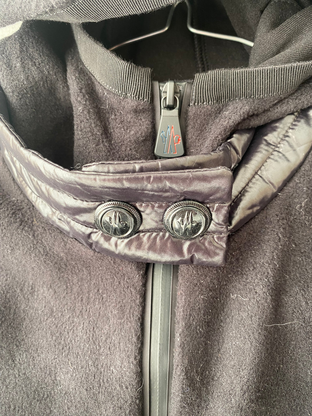 Veste polaire noire à capuche bi-matière