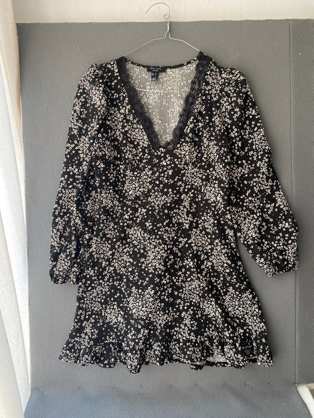Robe noire à petites fleurs et col V en dentelle