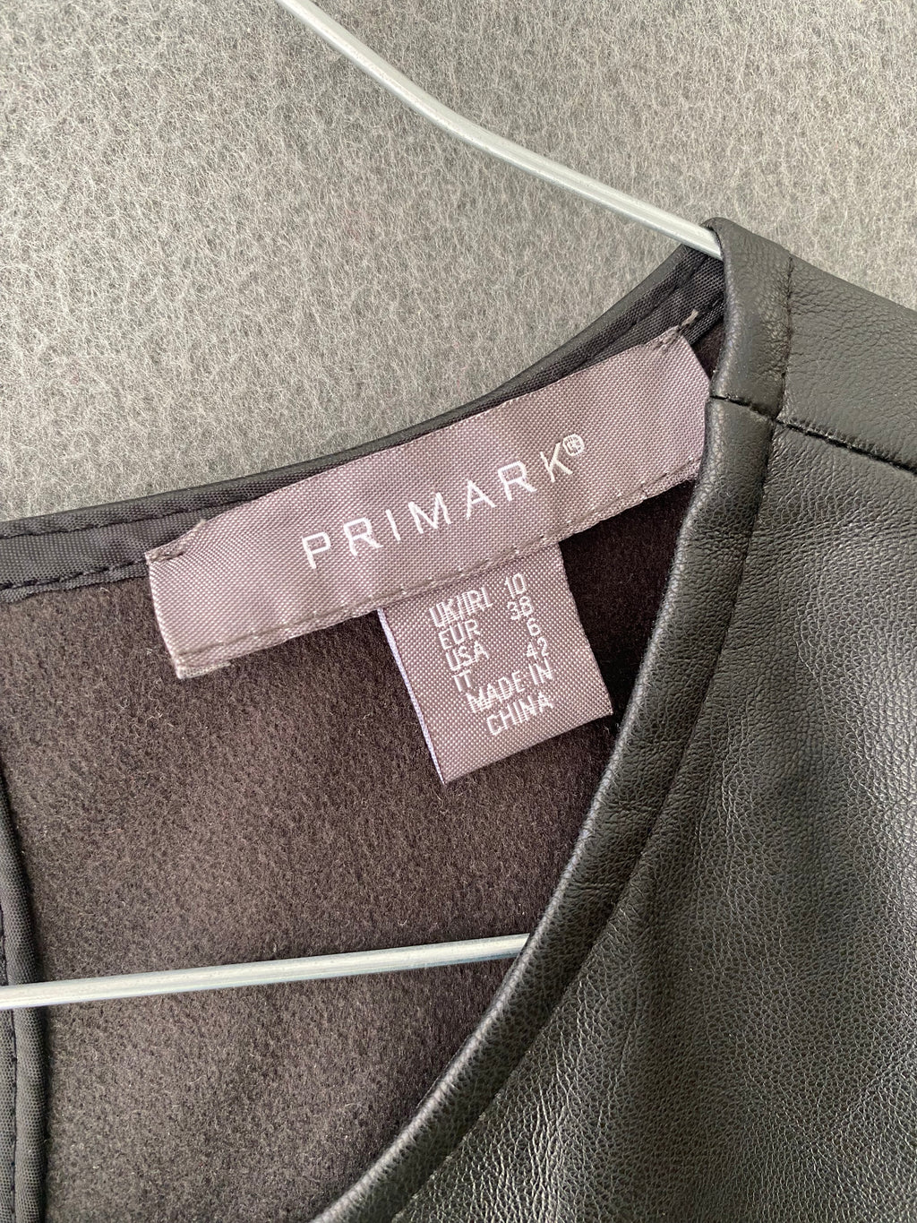 Robe en simili cuir noire à manches courtes et poches