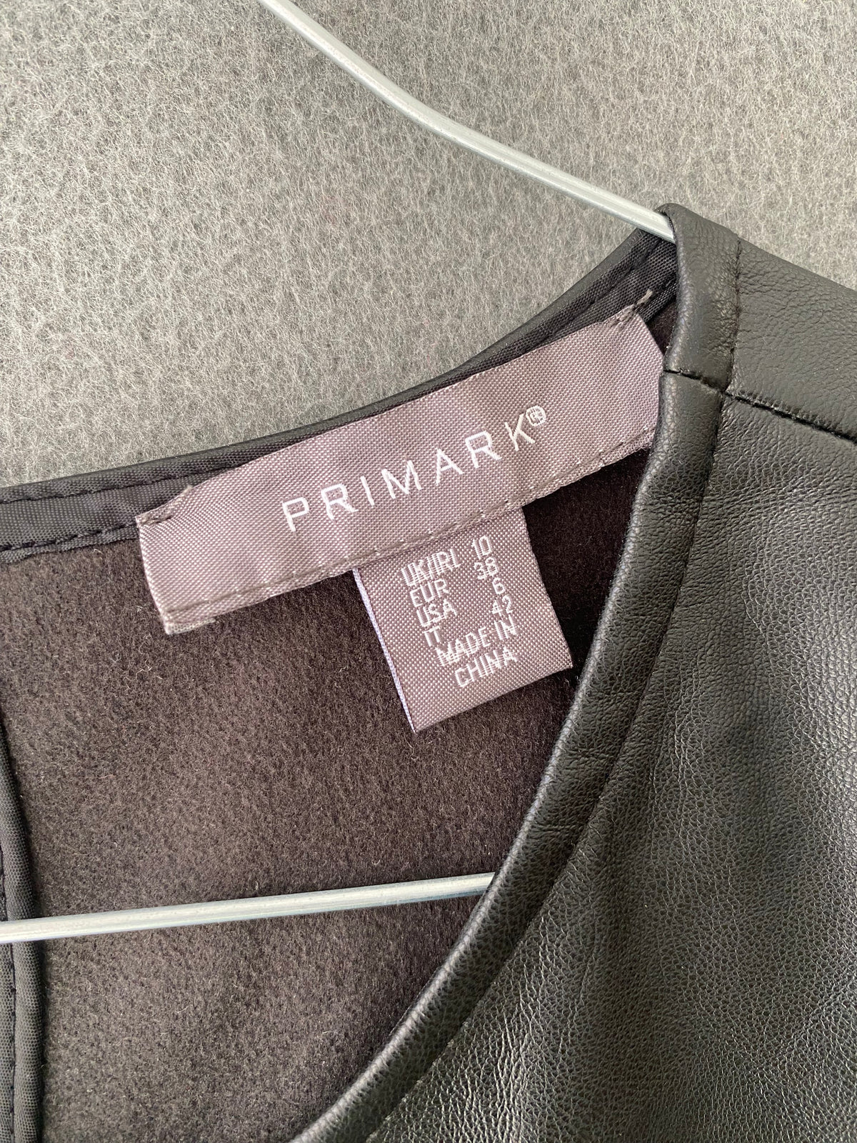 Robe en simili cuir noire à manches courtes et poches