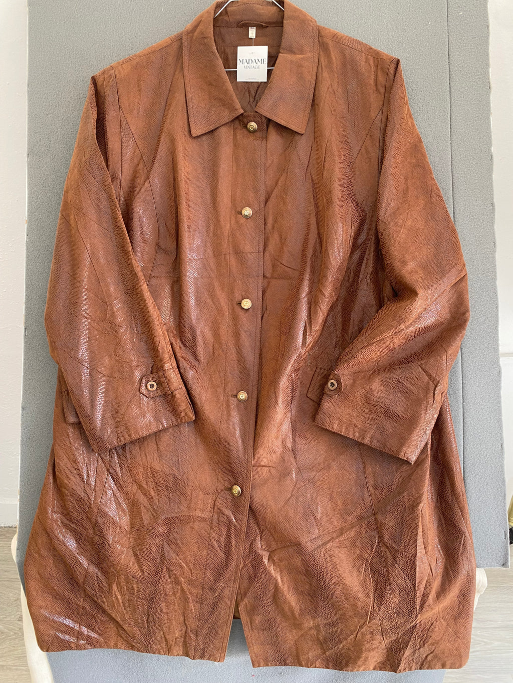 Manteau léger marron effet reptile – boutons dorés
