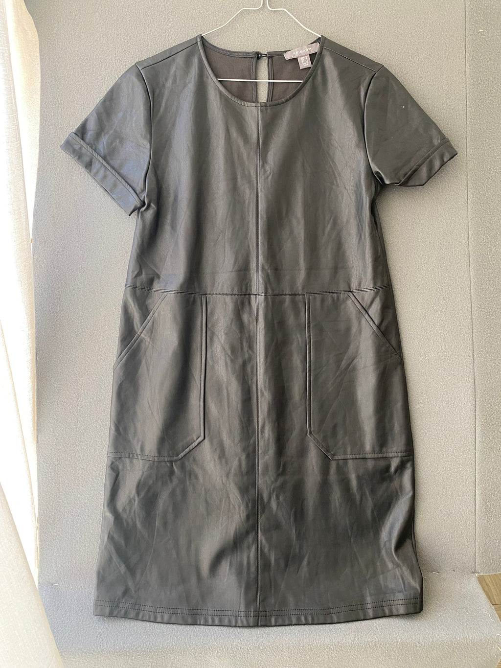 Robe en simili cuir noire à manches courtes et poches