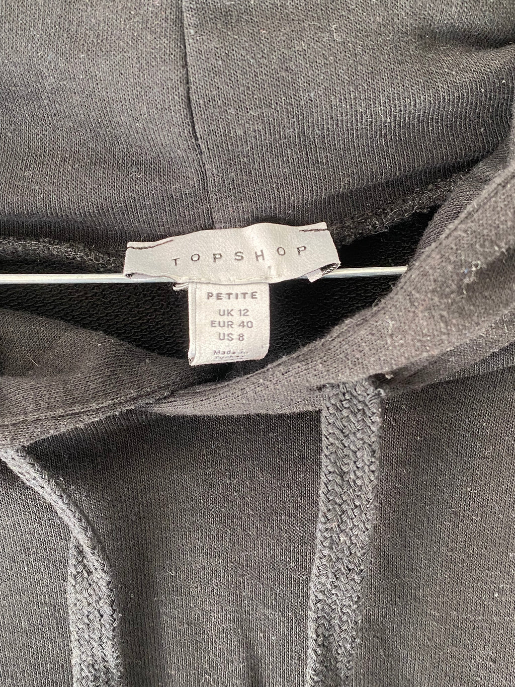Robe sweat à capuche noire taille cintrée