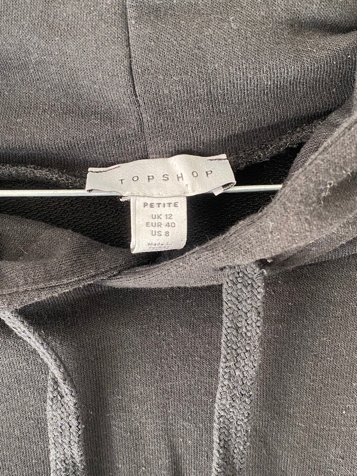 Robe sweat à capuche noire taille cintrée