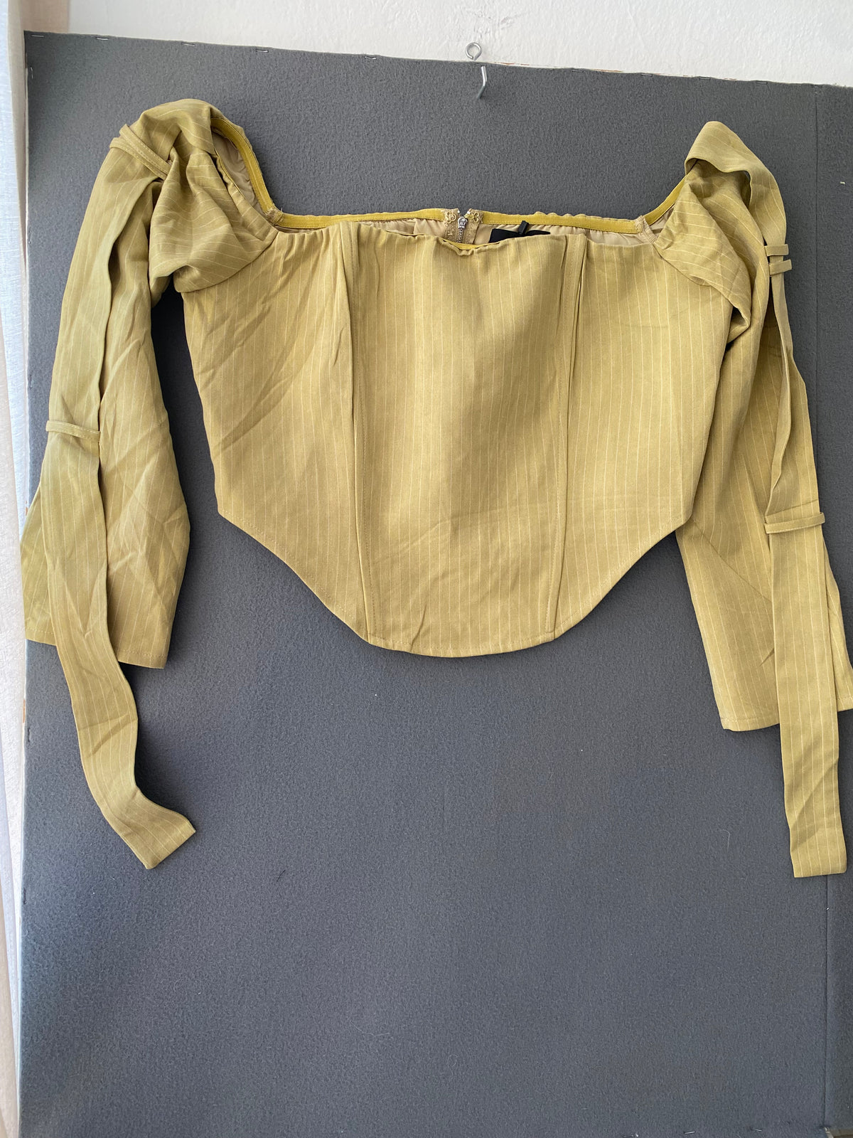 Top corset à fines rayures olive et manches sanglées