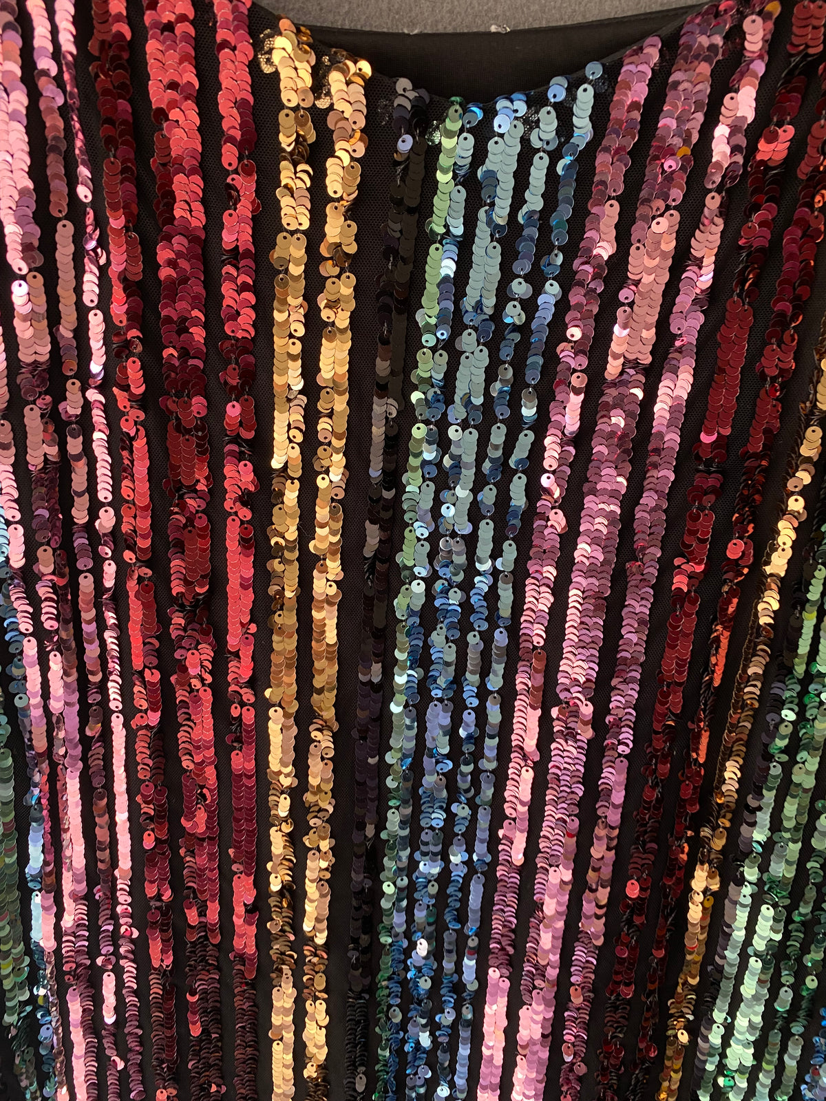Robe à sequins multicolores à rayures et bretelles