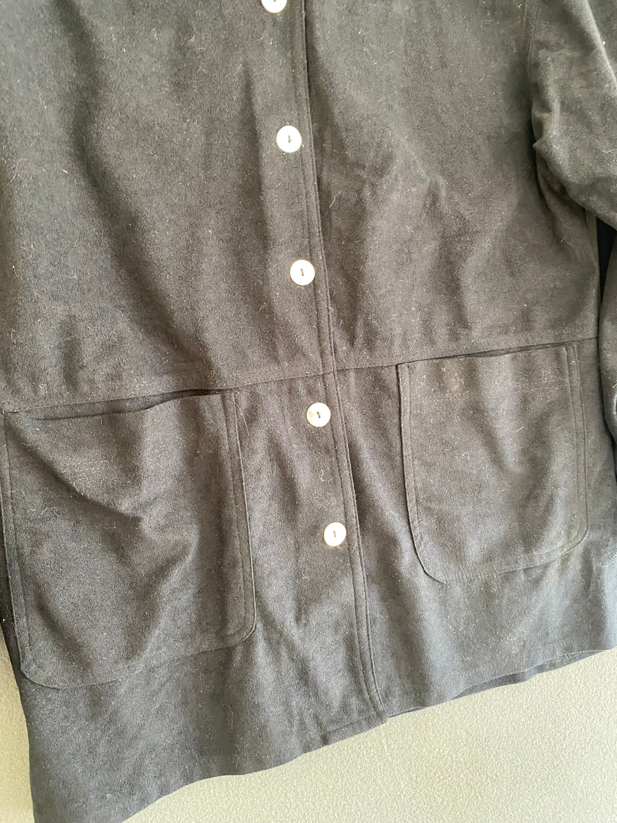 Surchemise noire effet suédine – boutons nacre
