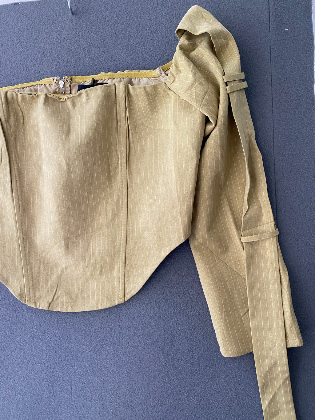 Top corset à fines rayures olive et manches sanglées