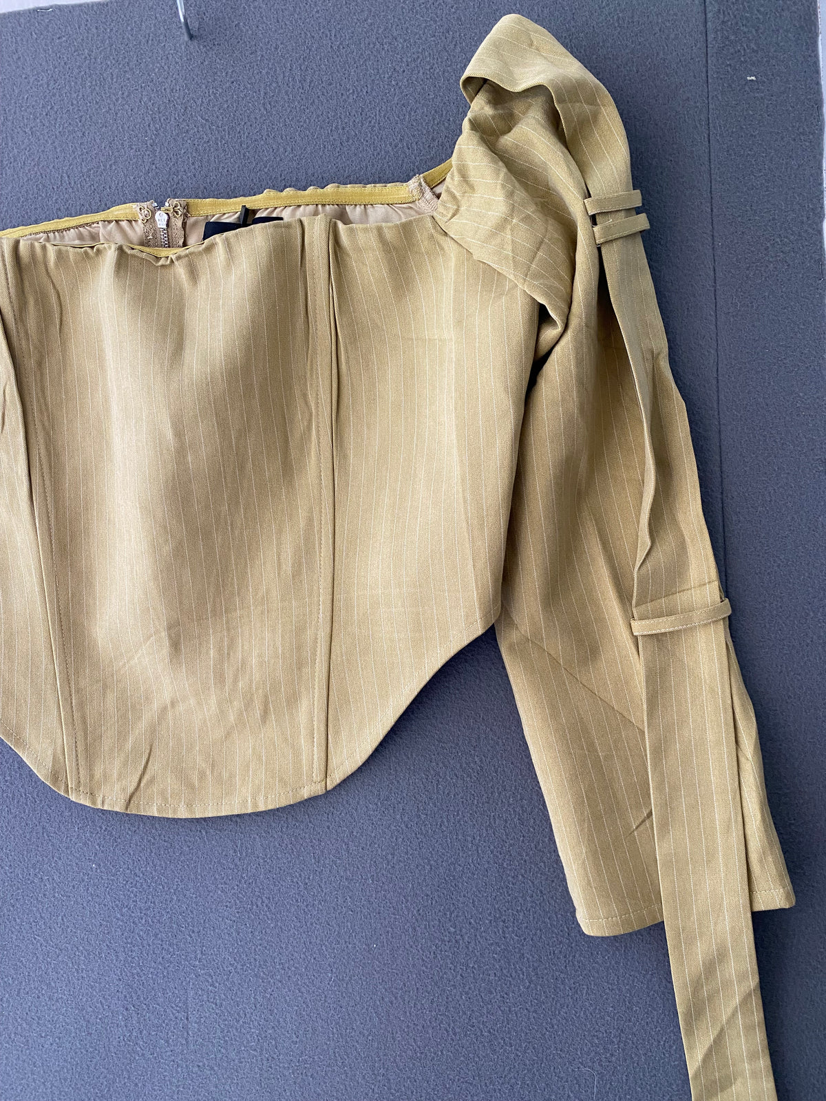 Top corset à fines rayures olive et manches sanglées
