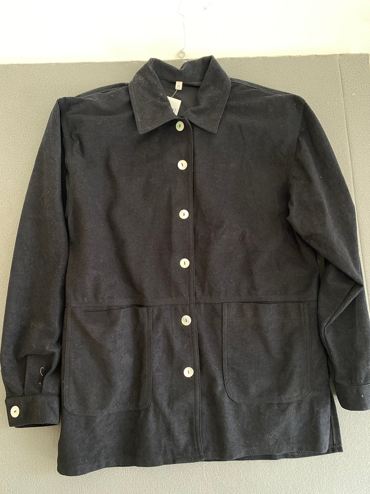 Surchemise noire effet suédine – boutons nacre