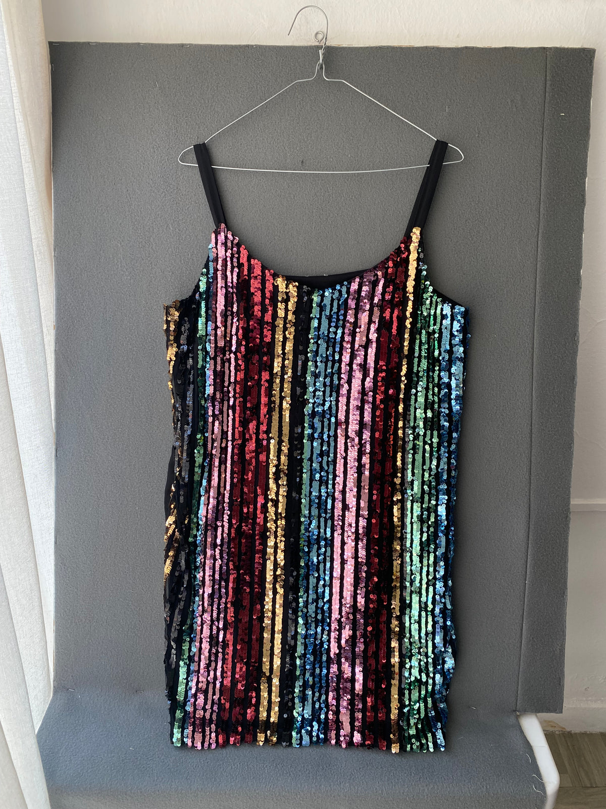 Robe à sequins multicolores à rayures et bretelles