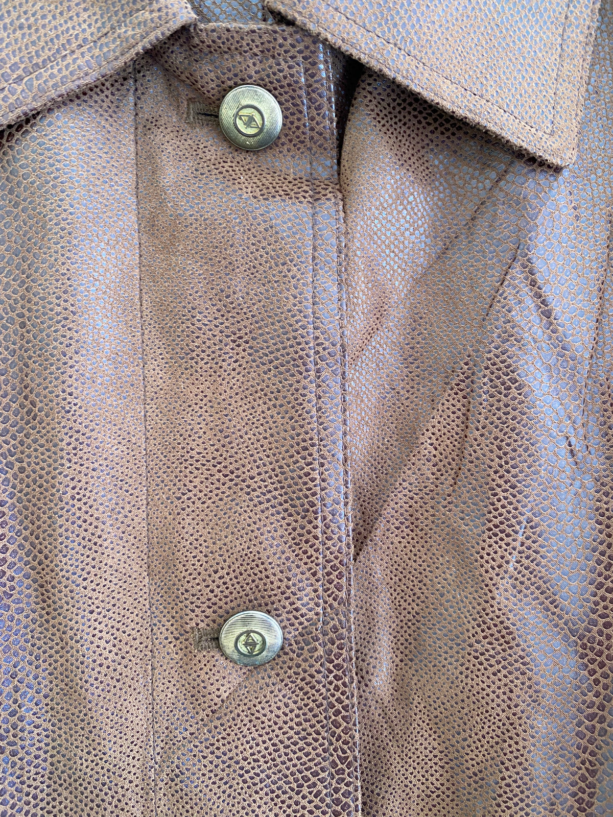 Manteau léger marron effet reptile – boutons dorés