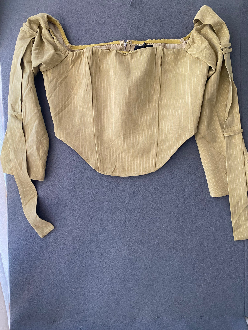 Top corset à fines rayures olive et manches sanglées