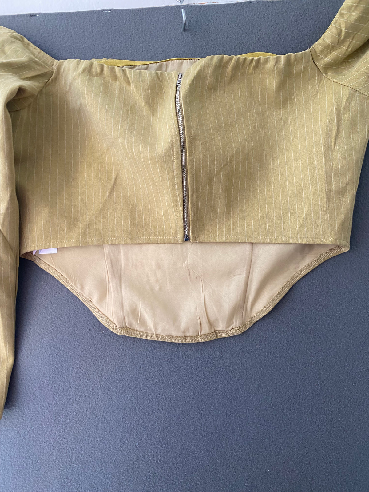 Top corset à fines rayures olive et manches sanglées