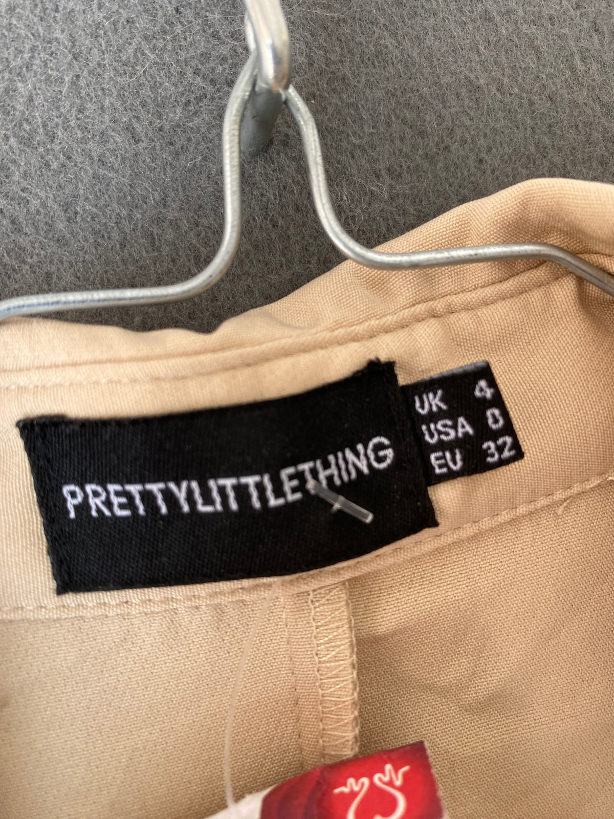Robe chemise PrettyLittleThing beige à volant