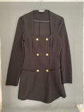 Robe blazer noire à encolure carrée et boutons dorés
