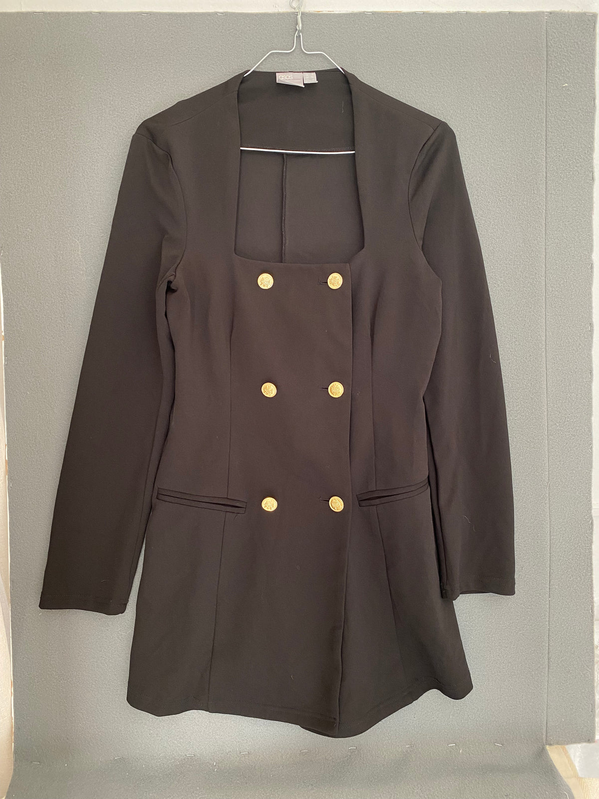Robe blazer noire à encolure carrée et boutons dorés