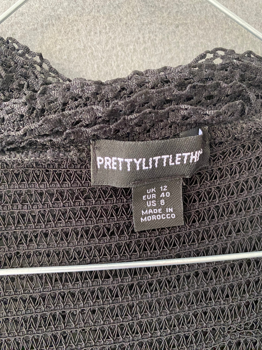 Robe moulante noire texturée à col polo