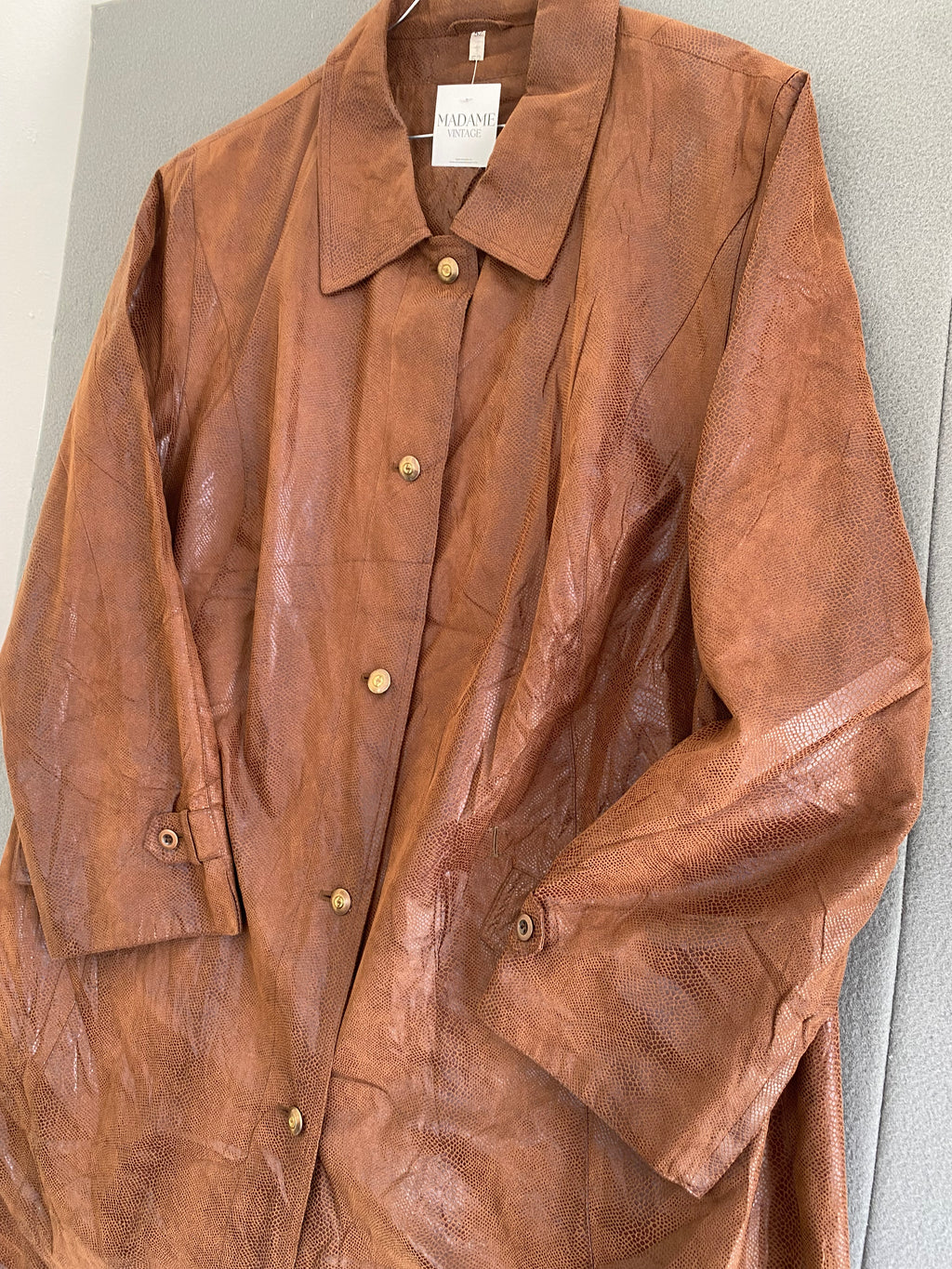 Manteau léger marron effet reptile – boutons dorés