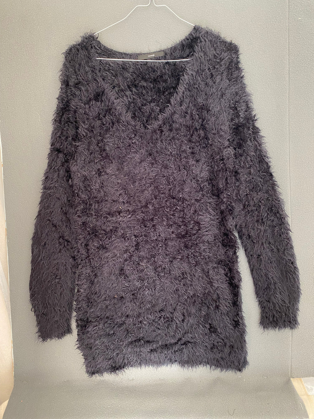 Pull long poilu bleu nuit à col V