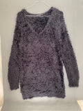 Pull long poilu bleu nuit à col V