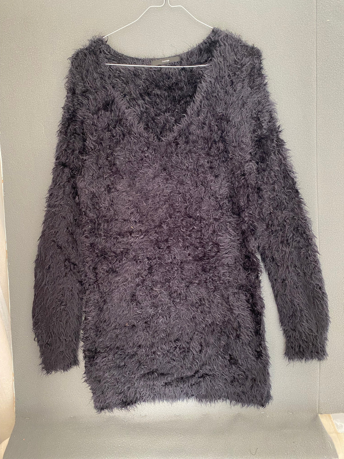 Pull long poilu bleu nuit à col V
