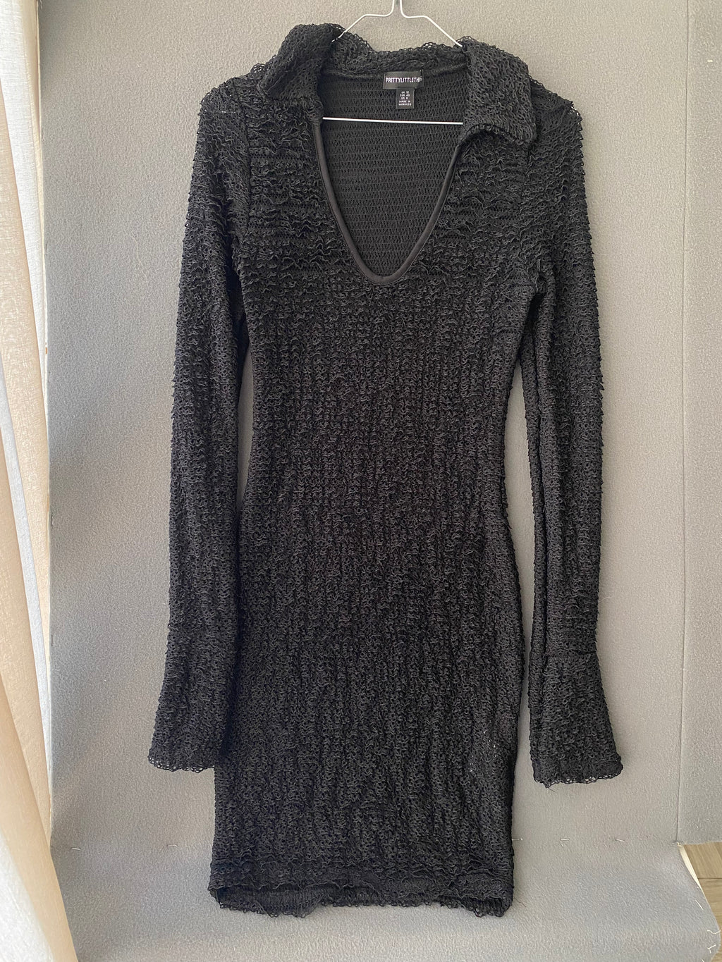 Robe moulante noire texturée à col polo