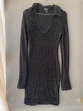 Robe moulante noire texturée à col polo