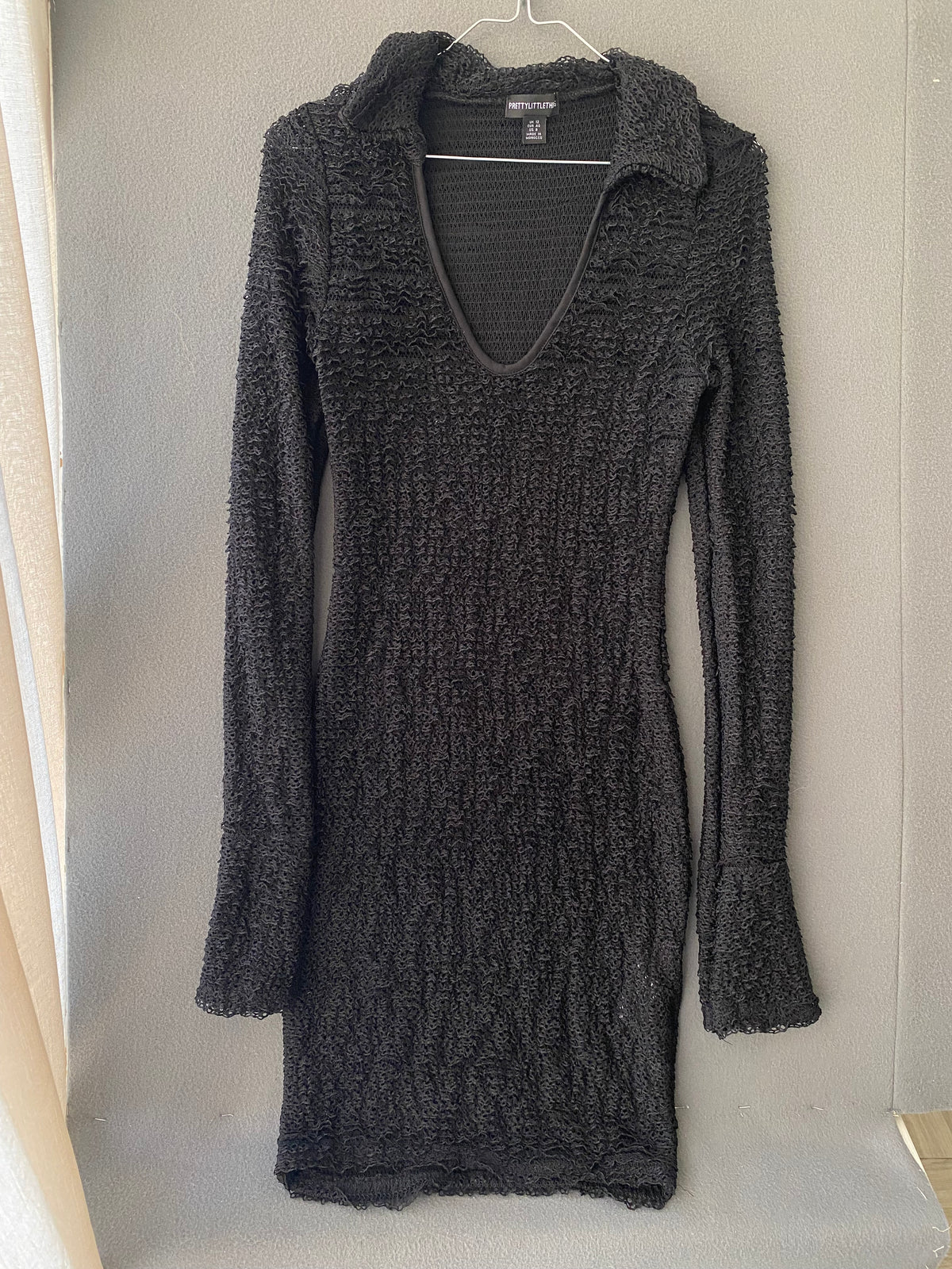 Robe moulante noire texturée à col polo
