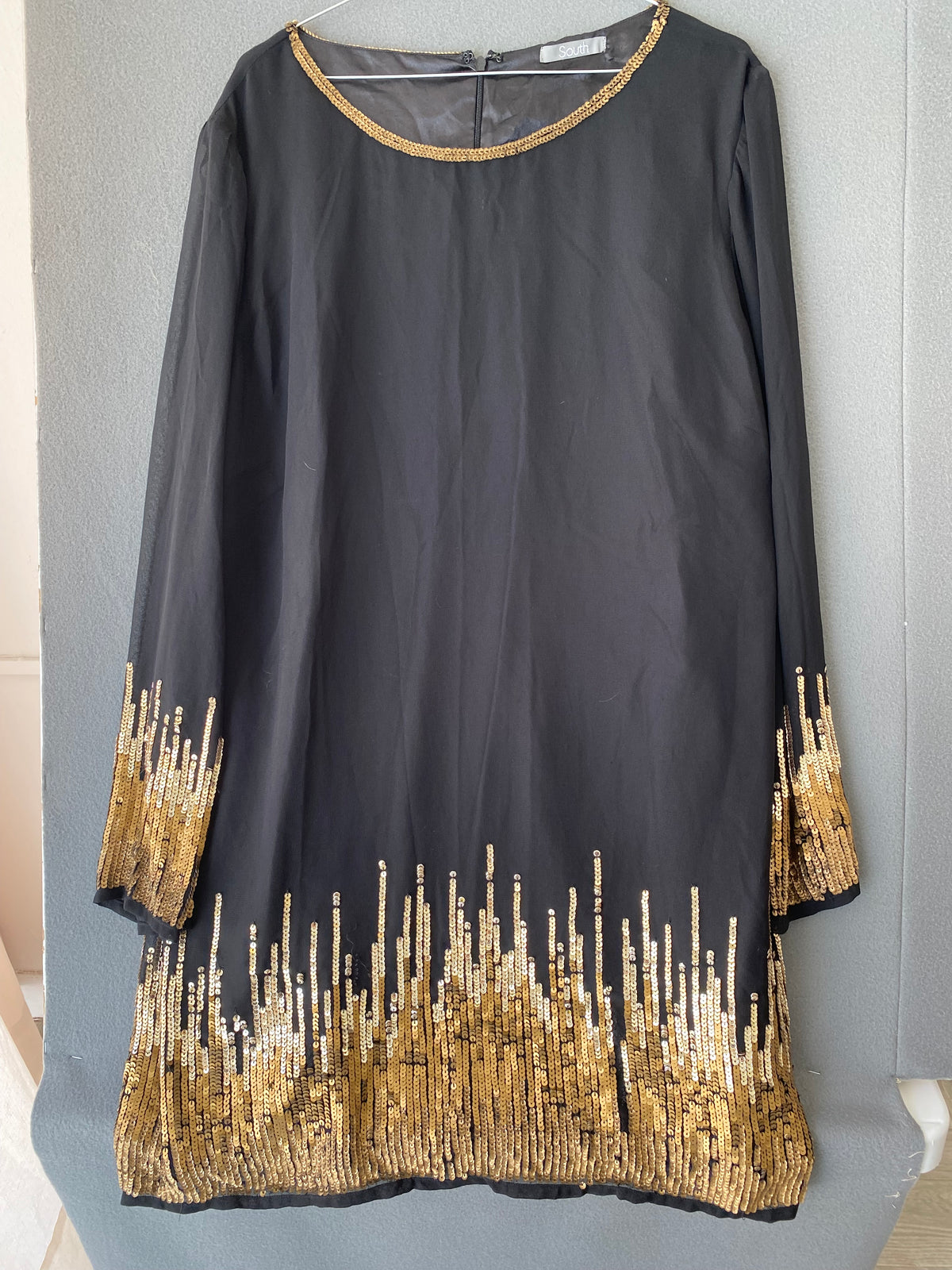 Robe South noire à sequins dorés
