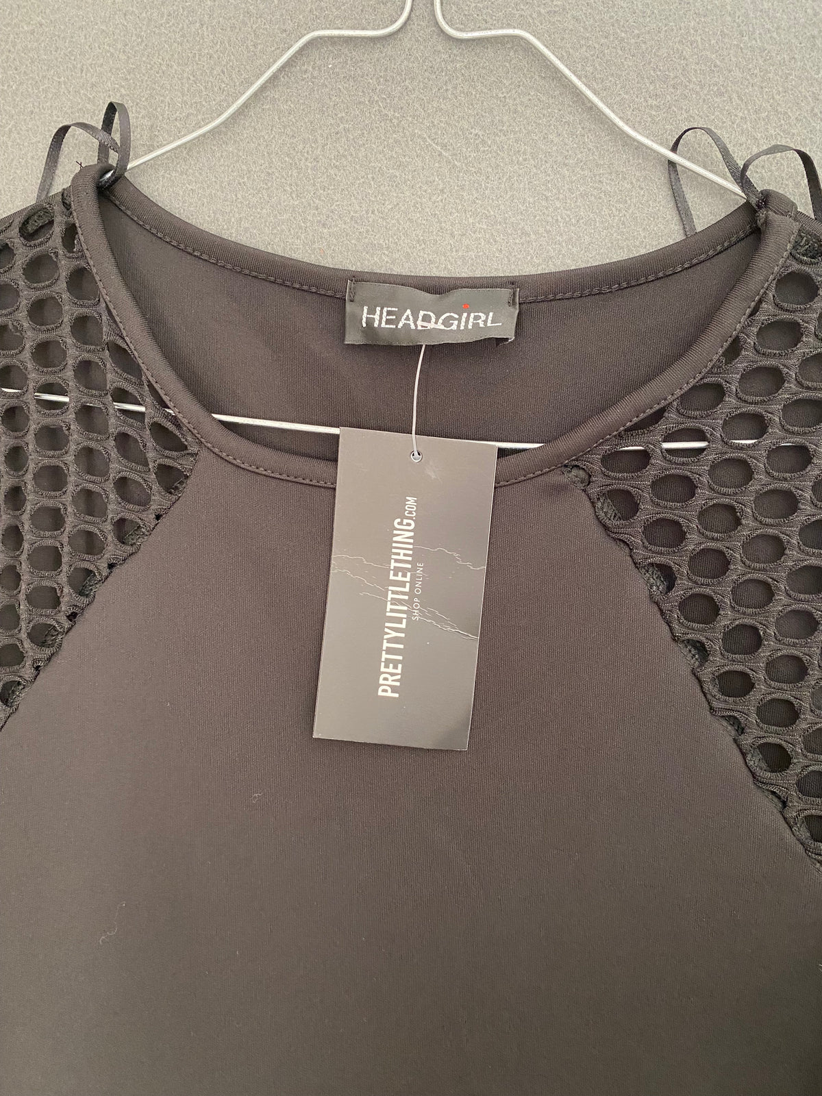 Robe noire moulante à manches en résille