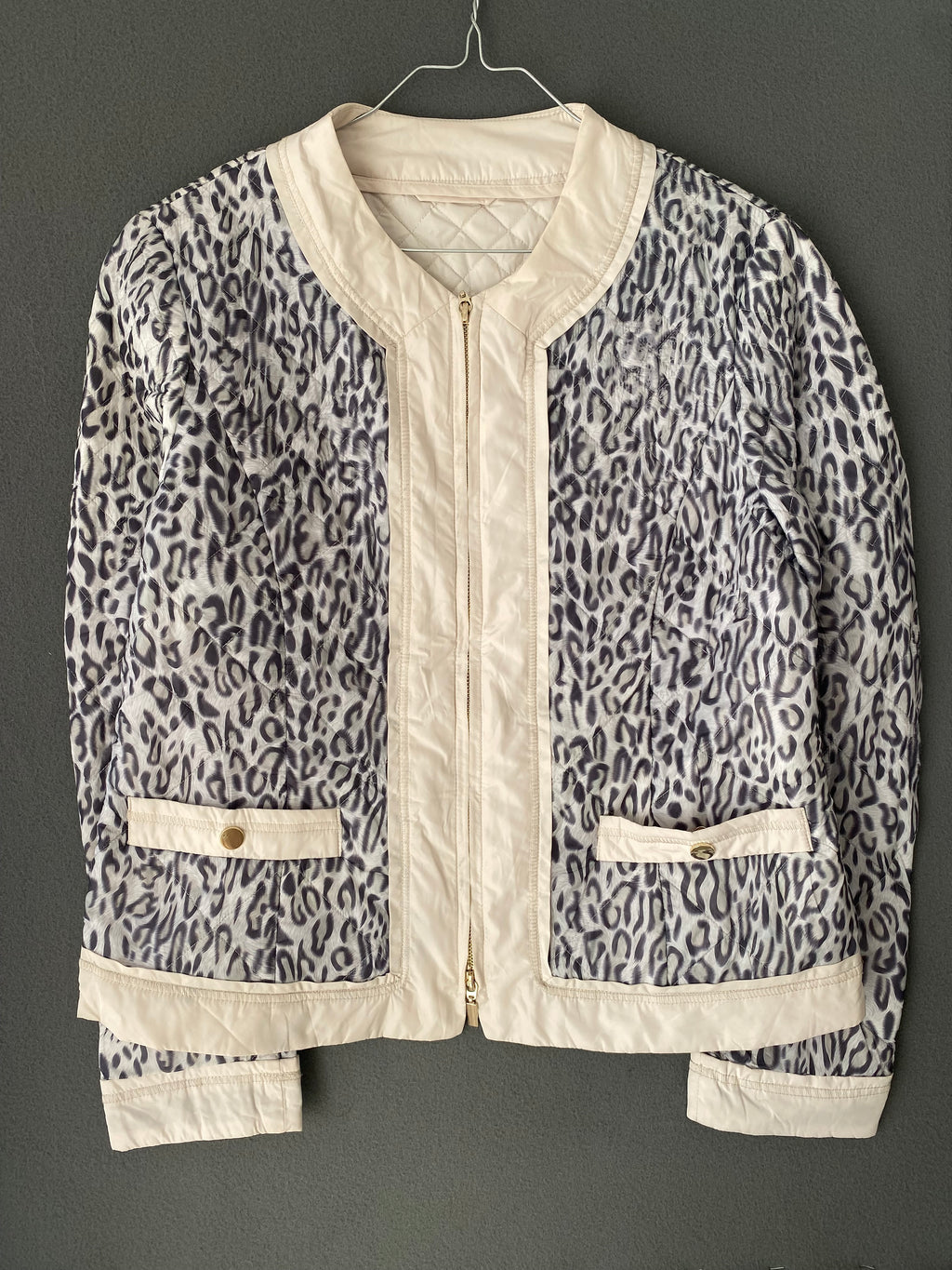 Veste matelassée imprimé léopard gris et crème