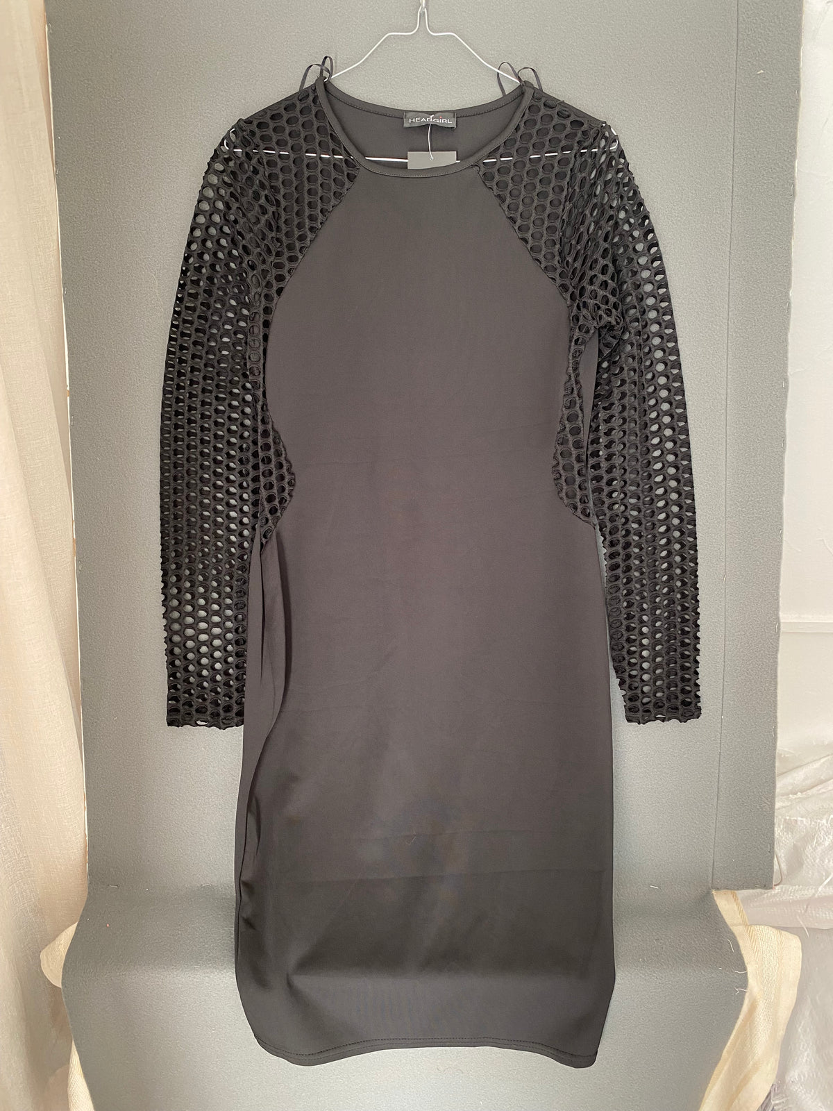 Robe noire moulante à manches en résille
