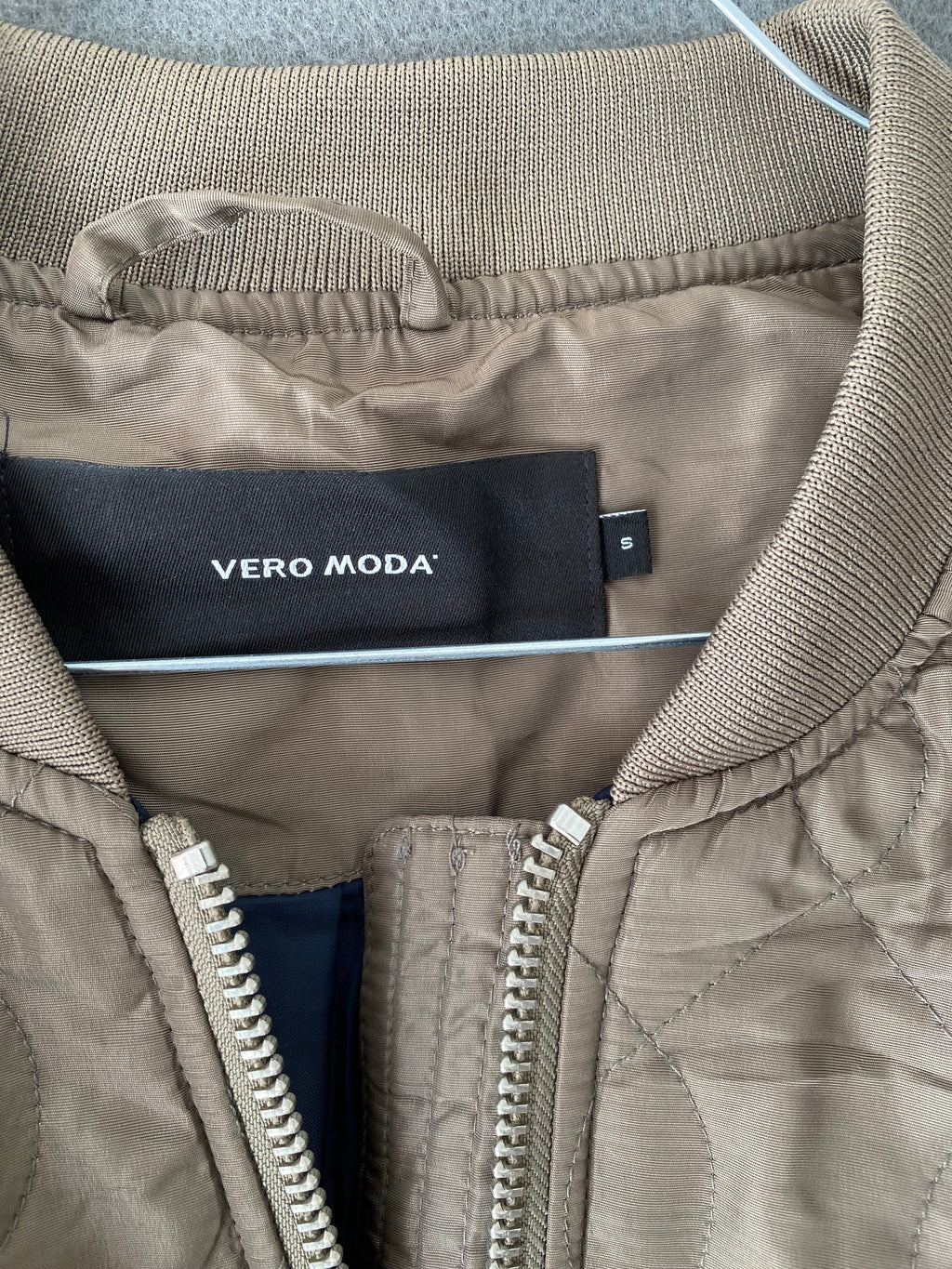 Bomber matelassé Vero Moda taupe