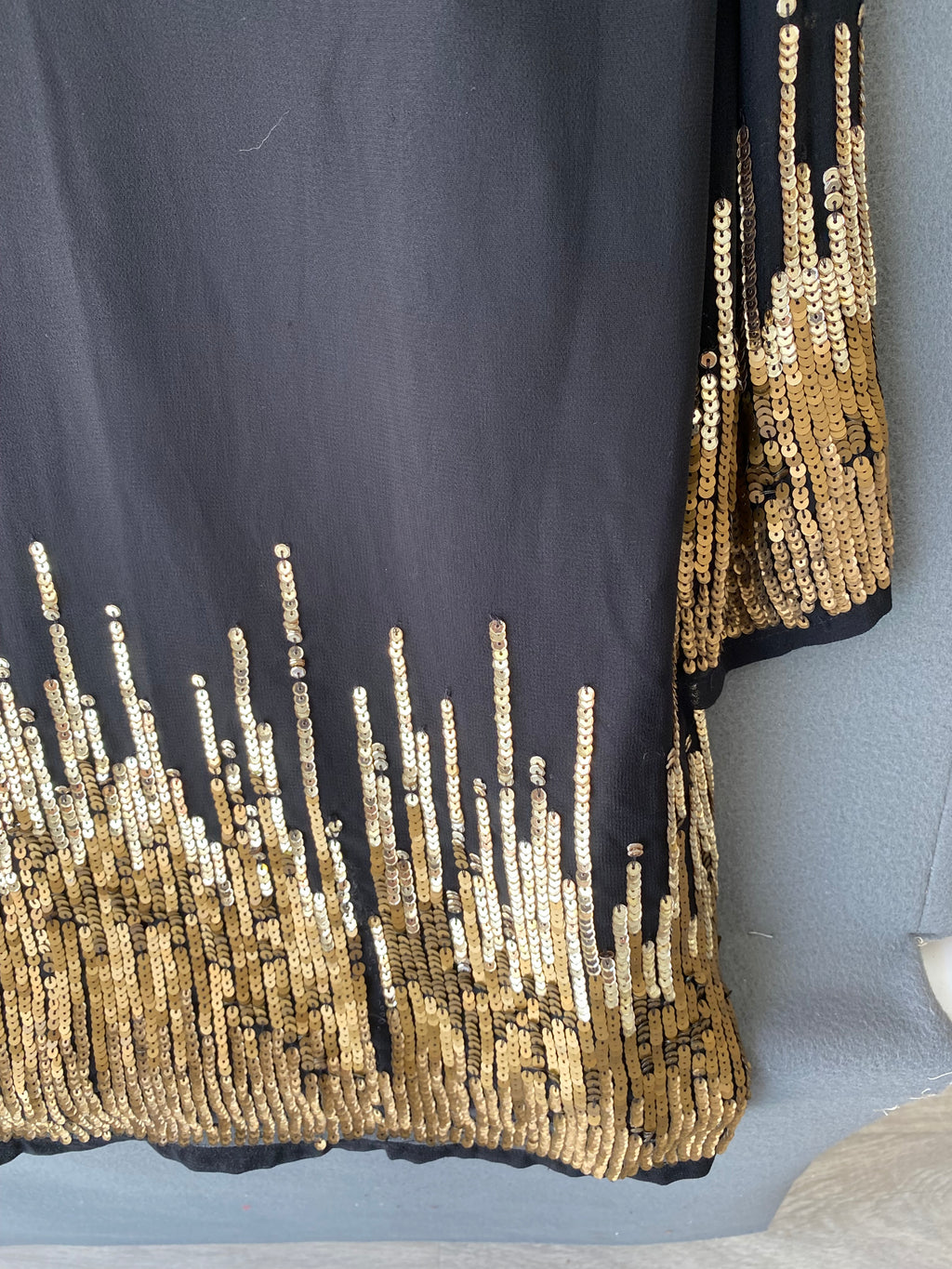 Robe South noire à sequins dorés