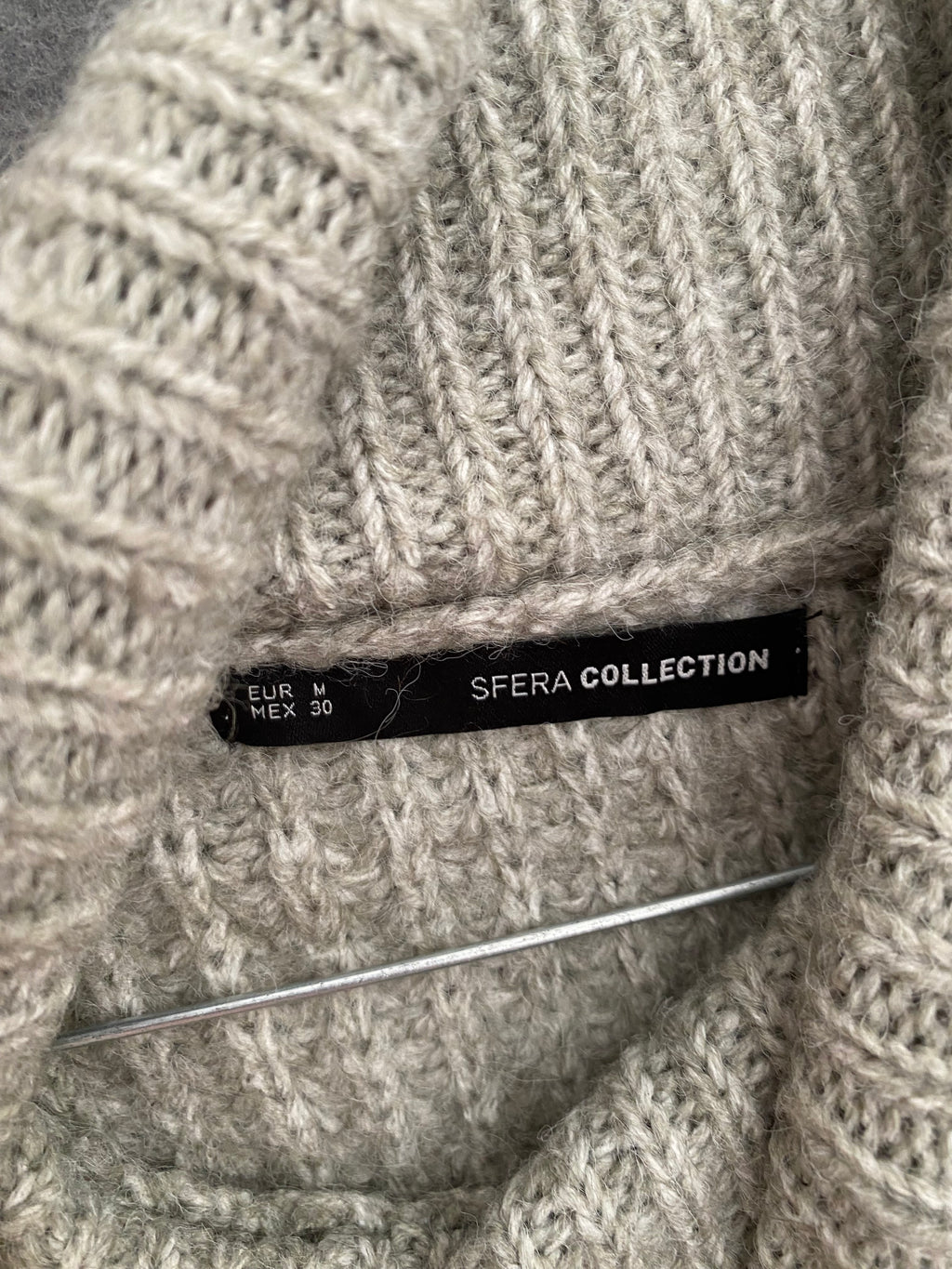 Pull asymétrique une épaule à col roulé vert sauge