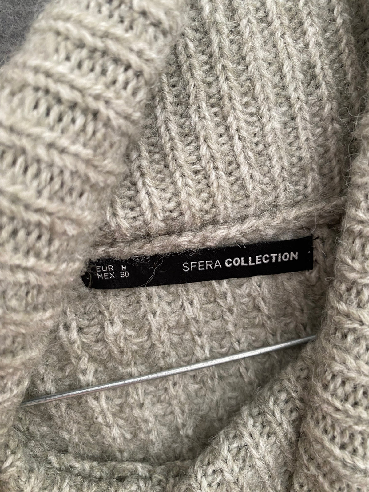 Pull asymétrique une épaule à col roulé vert sauge