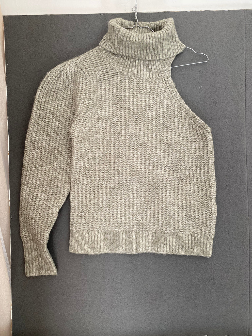 Pull asymétrique une épaule à col roulé vert sauge