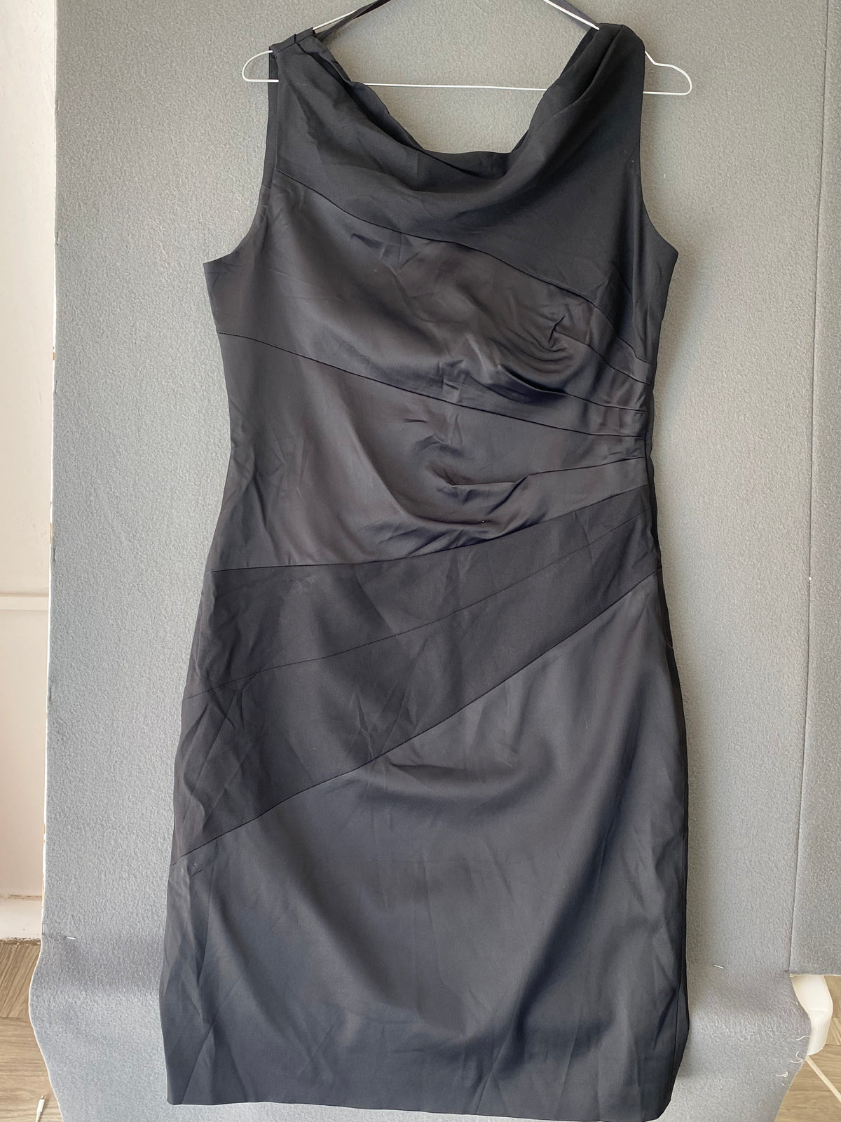 Robe noire drapée col bénitier