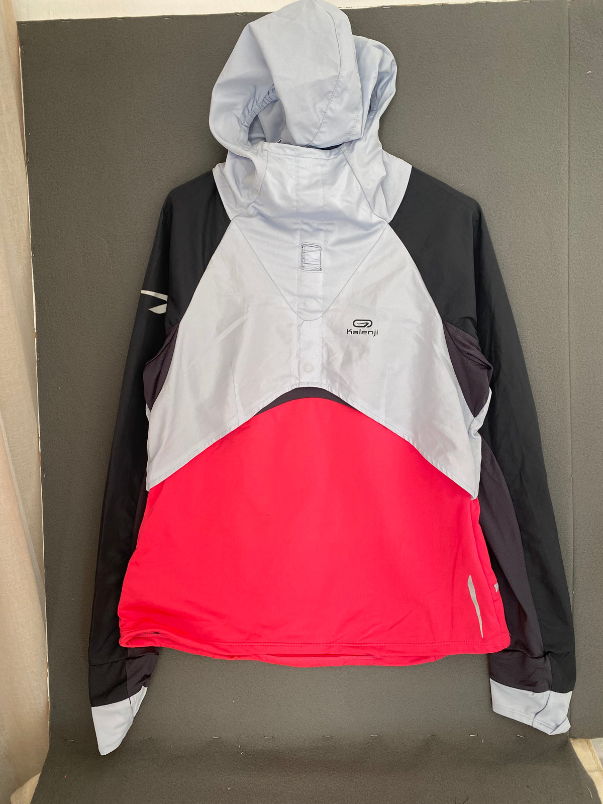 Veste de running à capuche gris noir et rose